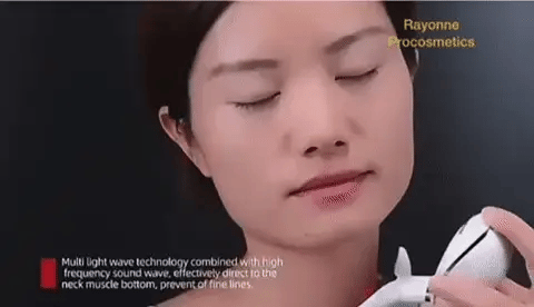 APPAREIL ANTIRIDE ET LISSEUR DE VISAGE À LA LUMIERE PULSÉE